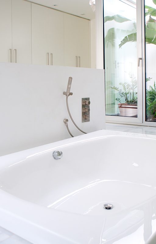 7 Ways To Make Your Bathtub Sparkle